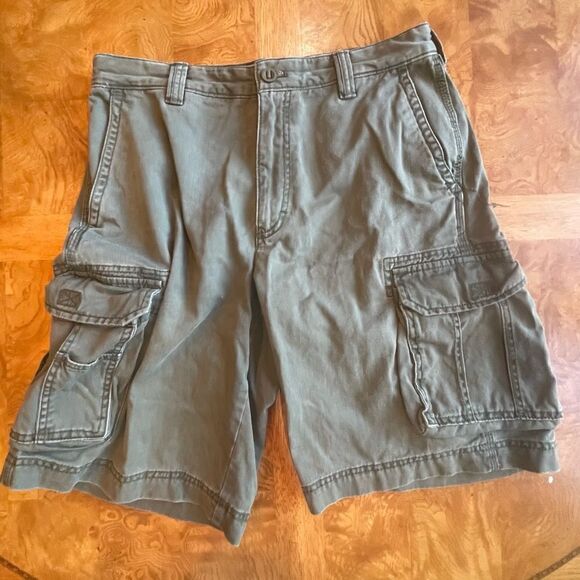 IZOD GREEN Cargo Short! - Picture 1 of 9